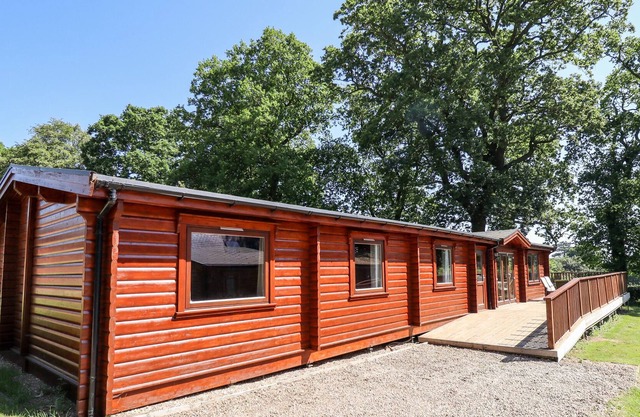 THE FAIRWAYS, family friendly, with hot tub in Louth