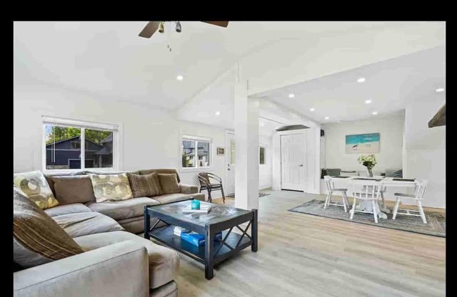 The Family Lakehouse - An Idyllic Bay Beach Escape