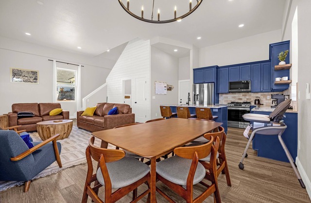 The Family Roost - warm, stylish new Barndo rolling hills & Rocky Mountain Views