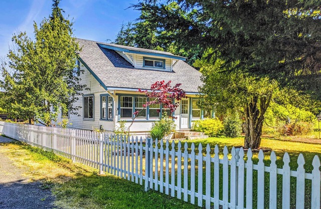 The Farmhouse Cozy 4 Bedroom Escape with Hot Tub