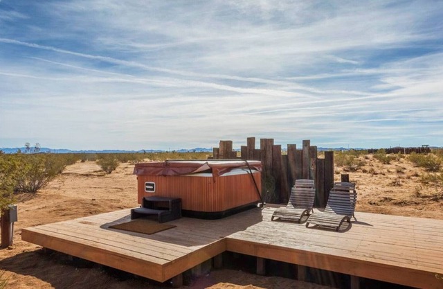 THE FARMHOUSE RETREAT:5 acres,hot tub,sleeps 10,AC