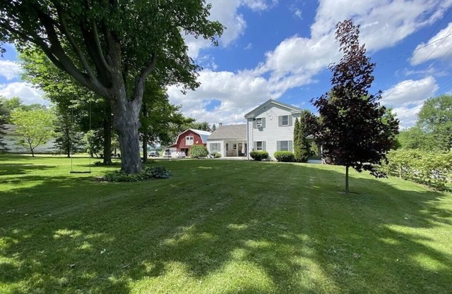 The Farmhouse-Seneca/Keuka-HotTub-WineTrail-1850’s Farmhouse, Classic Red Barn-Big Rooms-Pets OK