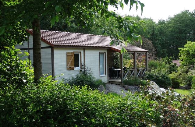 DAS FAY: Chalet (Brachvogel) am Rande des Teiches in voller Natur.