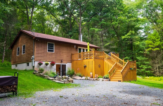 The Fern Hill Lodge: Cozy and Serene Getaway on 20 Private Acres