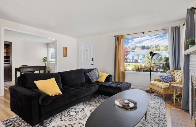The Fika House- Mid Century Boho-Perfect Location!