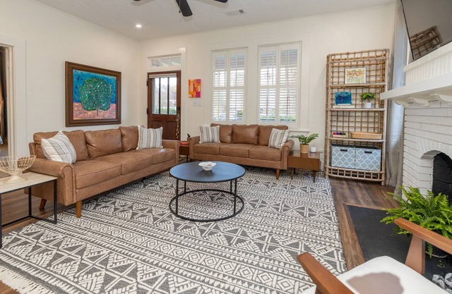 "The Finch" -NEW Cheerful 3 BR Uptown bungalow