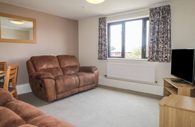 THE FIRELIGHT FLAT AT MARINE COURT, family friendly in Littlehampton