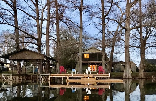 The Fish Camp: 4 Schlafzimmer Lake House für 12 Personen am Lake Providence mit Dock