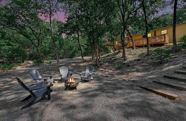 The Five Acre Woods - Charming 3-bedroom house in Whitewright with WiFi and AC