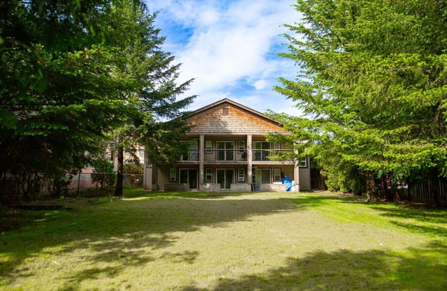 The Flats at Cedar Springs | Full Kitchen & Steps to Lake