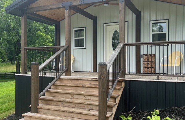 The Flint House! Lovely Cabin located in beautiful Campbellsville Ky.