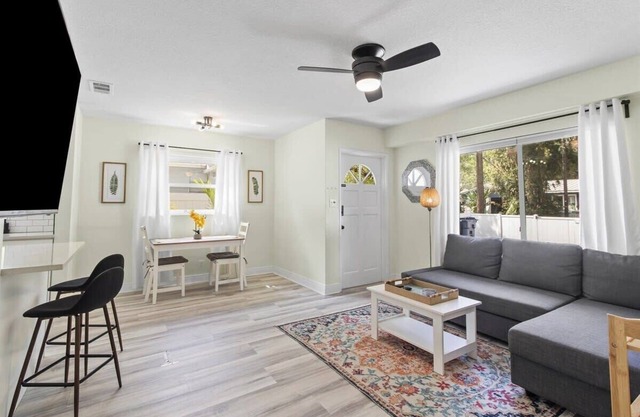 The Flora Retreat - 1 mile from zoo, Fast Wifi