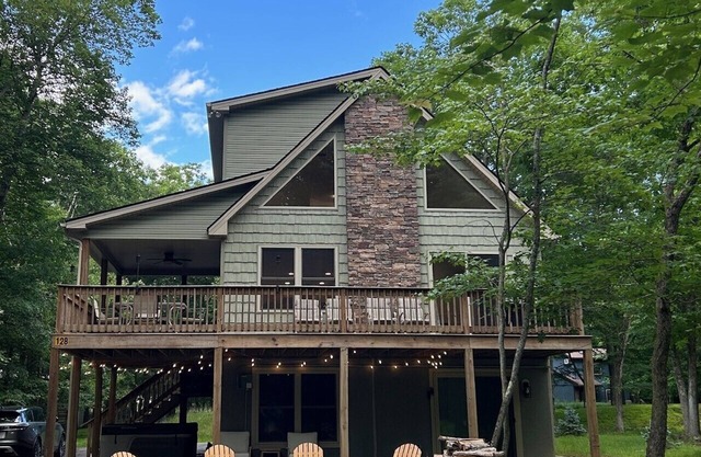 The Forest Chalet with hot tub / lake / pool / games