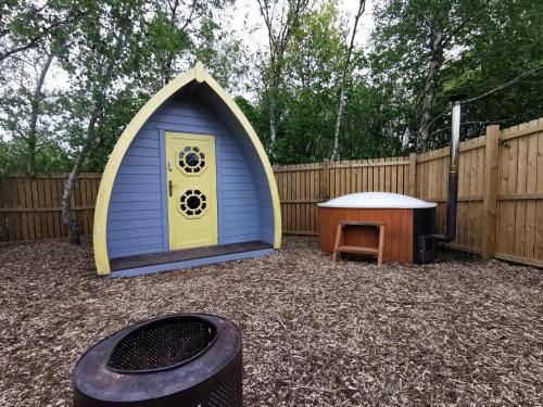 The Forest Pod - Wood Fired Hot Tub and Fire Pit