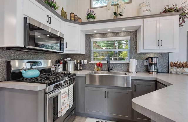 The Four Seasons Bayview Getaway is a charming retreat in the heart of Bayview, Idaho