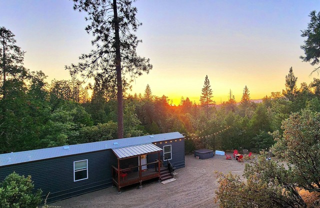 The Fox Den~cabin near Bass Lake w/a spa, fire pit, king bed & forest access