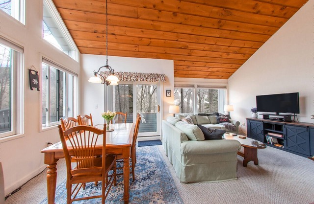 The Fox Den: Low fees! 2 bed, 1 bath with AC Across from Loon Mountain. Sleeps 6