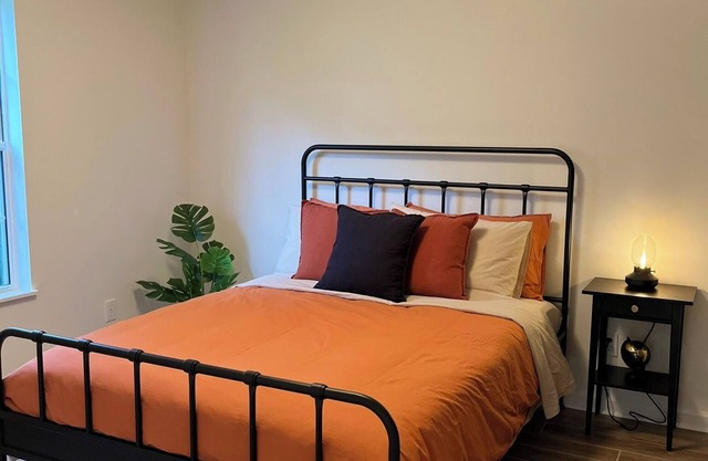 The Fox Den - Private Queen Room in Cozy Bungalow with Lake View