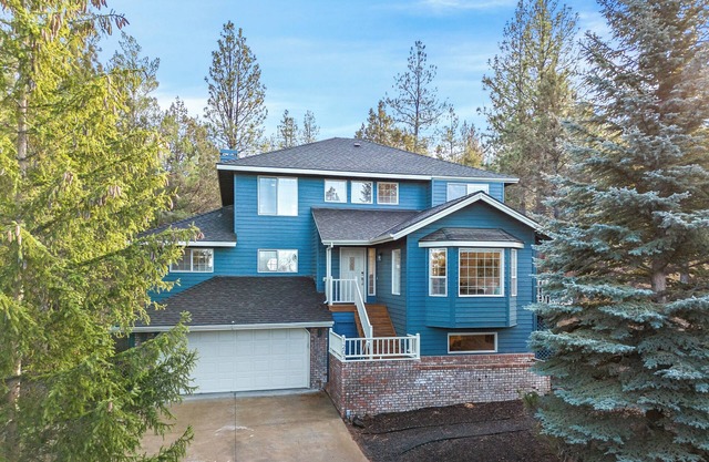 The Fox Summit House - Charming 3BR Hideaway, Central Bend Location