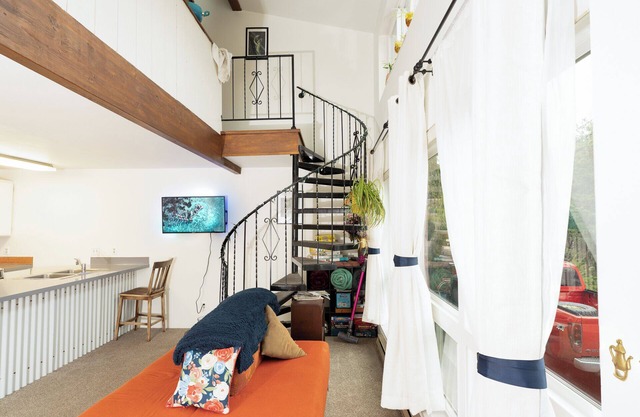 The Foxhole Townhouse; a cozy home on campus! Local coupons included!
