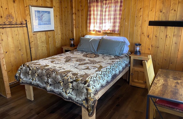 THE FRAN - WALK EVERYWHERE IN DOWNTOWN CREEDE! 1 bedroom, 1 bath (SLEEPS 2)