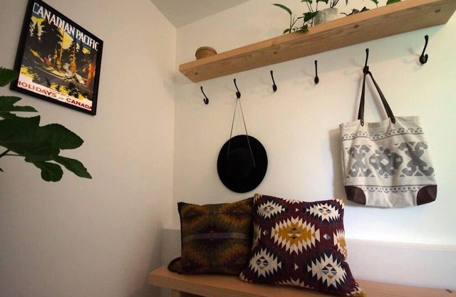 The Fraserhood Suite. Private Retreat in charming East Vancouver.