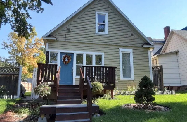 The French Cottage - Walking distance to downtown restaurants and shops!