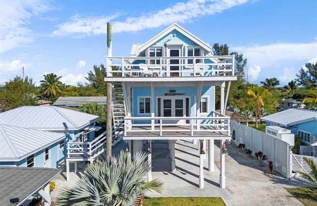 The Frigate: 2-bedroom beachfront house-sleeps 6-in Casuarina Point with a pool.