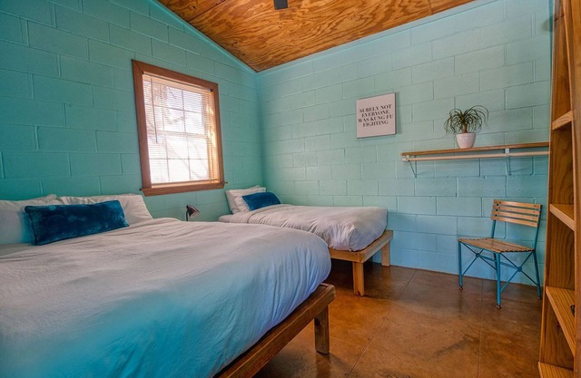 The Frio River and a Cozy 2-bedroom cabin - Original Cabin #2