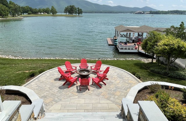The Fun Spot 3 - Serene home with beautiful lake & mtn views to relax and enjoy!