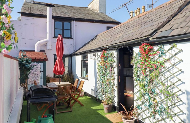 THE FUNKY FLAT, pet friendly, character holiday cottage in Holywell