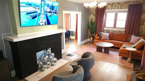 The Funky Fun Haus - Pickleball, Hot Tub, Arcade