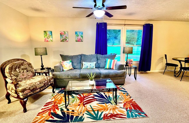 The Fuzzie Flamingo! 2bd/1bth w/ trailer parking