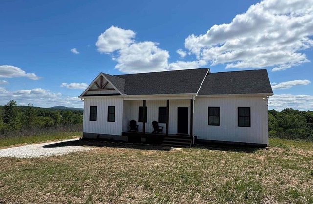 The Gabe Lincoln - Modern home with 40 acres of privacy in historic Appomattox