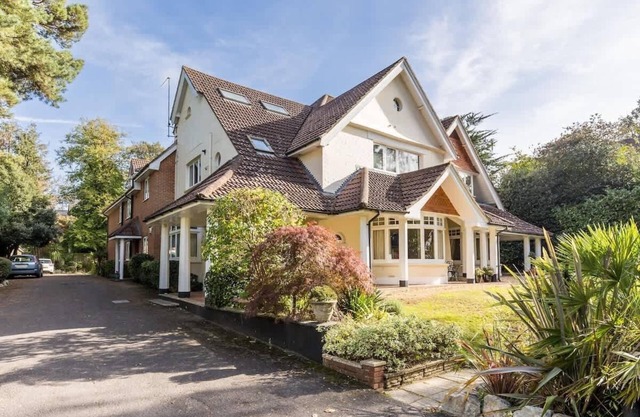 The Gables Penthouse-Short Walk to Branksome Chine