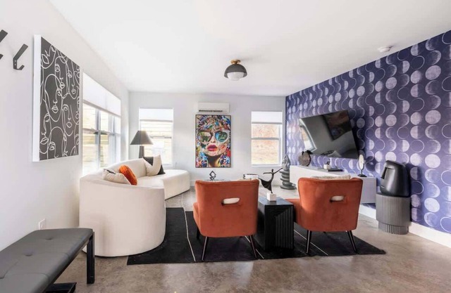 The Gallery House- Hot Tub and Designer Home