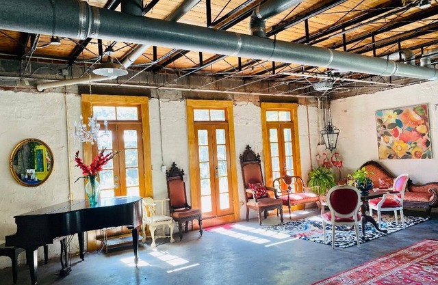 The Garden House - 'Artsy Elegance' - A "Stay to Remember" in Beauregard Town!