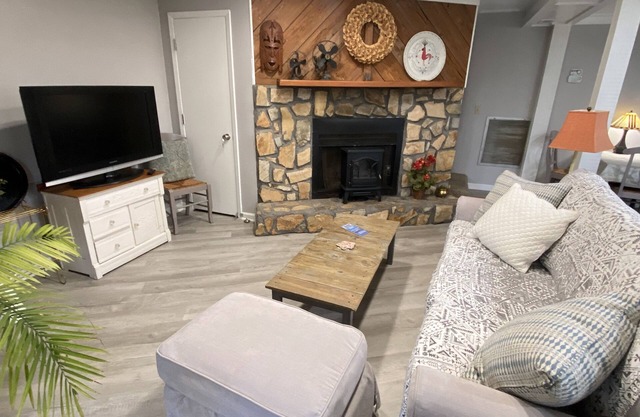 ↠» The Garden Loft «↞ Pets Lg Fenced Yard