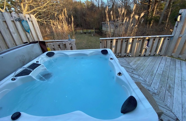 The Gateway Getaway! Spacious kid friendly home with HOT TUB in fabulous Wareham