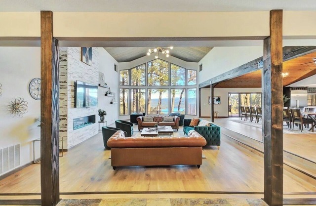 The Gathering Place! Sleeps 24, Lakeview, Hot tub, Game room
