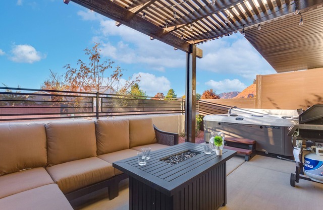 The Gathering Place | Private Hot Tub, Kayaks, BBQ Grill & Beautiful Resort Pool