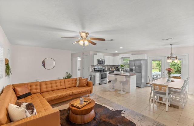 The Gator Getaway- Huge Backyard