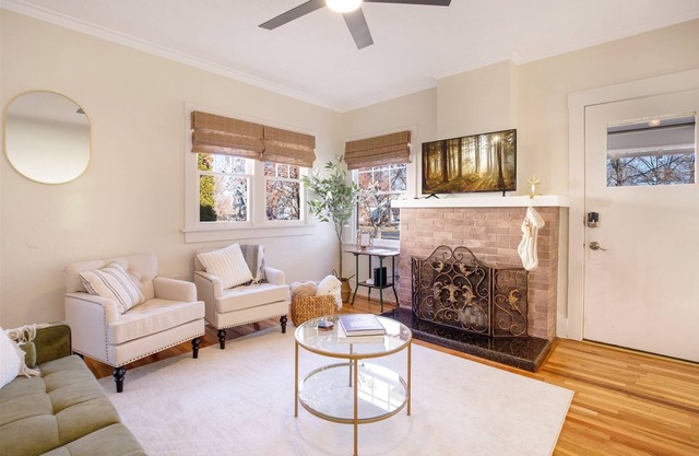 The Gem on 8th Ave - sleeps 7, pet friendly!