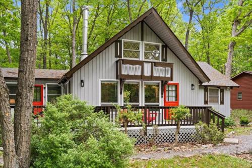 The Gingerbread House: 4 BR chalet, w/Sunroom/Deck, sleeps 12, modern amenities