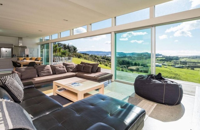 The Glass House - Modern, pet-friendly designer holiday home with spectacular views and spa pool