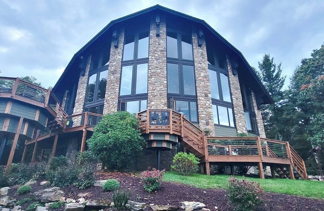 The Glasshouse-amazing views, ultimate relaxation, & fresh mountain air await!