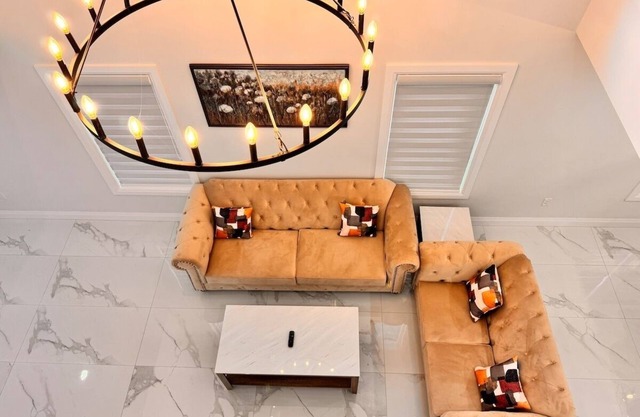 The Glorious Glidden Stunner/5bd 4bth with Patio