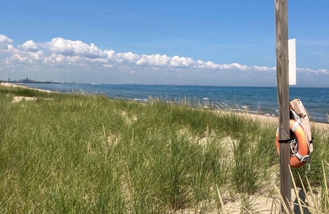 Charming 3-bedroom Mid-Century cottage in lakeside Miller Beach with WiFi, AC