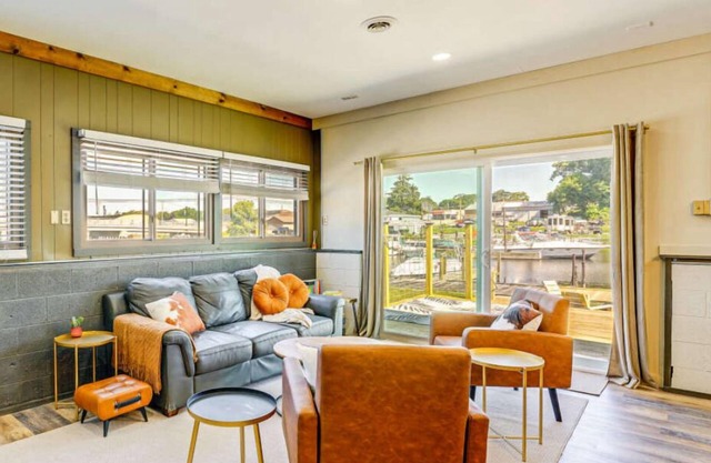 The Goldfish is waterfront on PM Lake, Boat Docks, Fire Pit, 1 mile to downtown