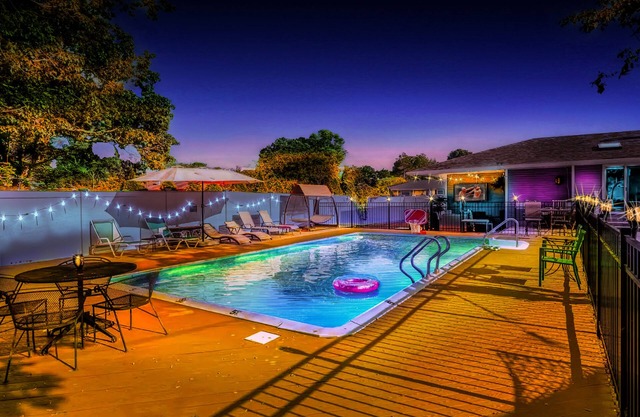 THE GOOD VIBEZ HOUSE! Mini Golf Course,Heated Pool,Hot Tub,Game Room,Angel Wing